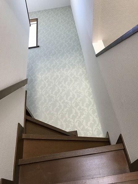 八王子市 戸建 玄関 階段周りクロス張替え アクセントクロス 東京都昭島市 内装 リフォームのアイル